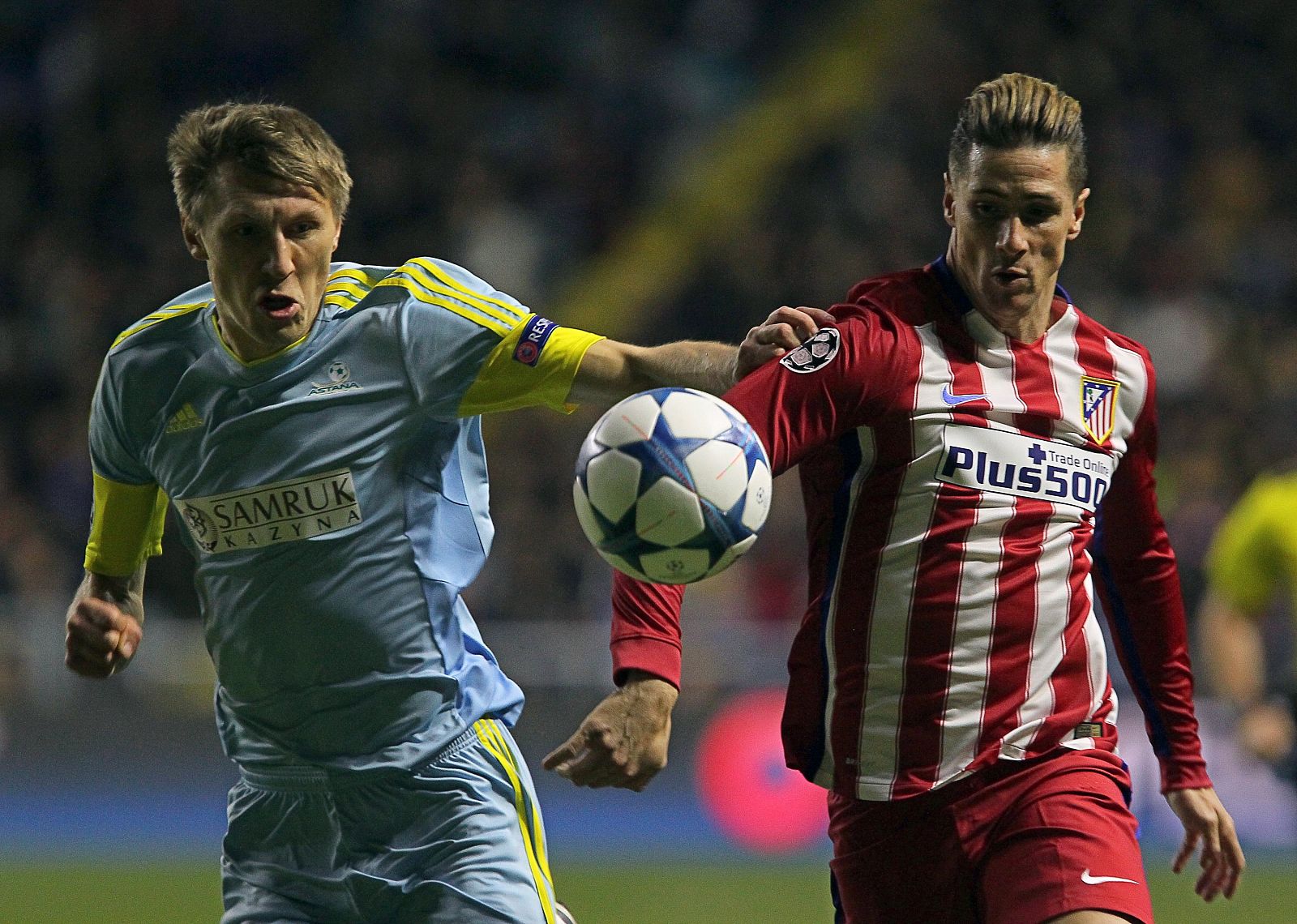 Evgeni Postnikov y Fernando Torres pelean por un blaón durante el partido.