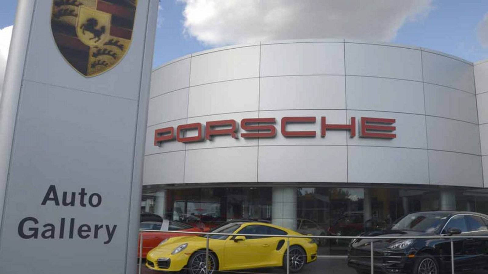 Un vehículo Porsche Cayenne se exhibe en Woodland Hills, California, EE.UU.