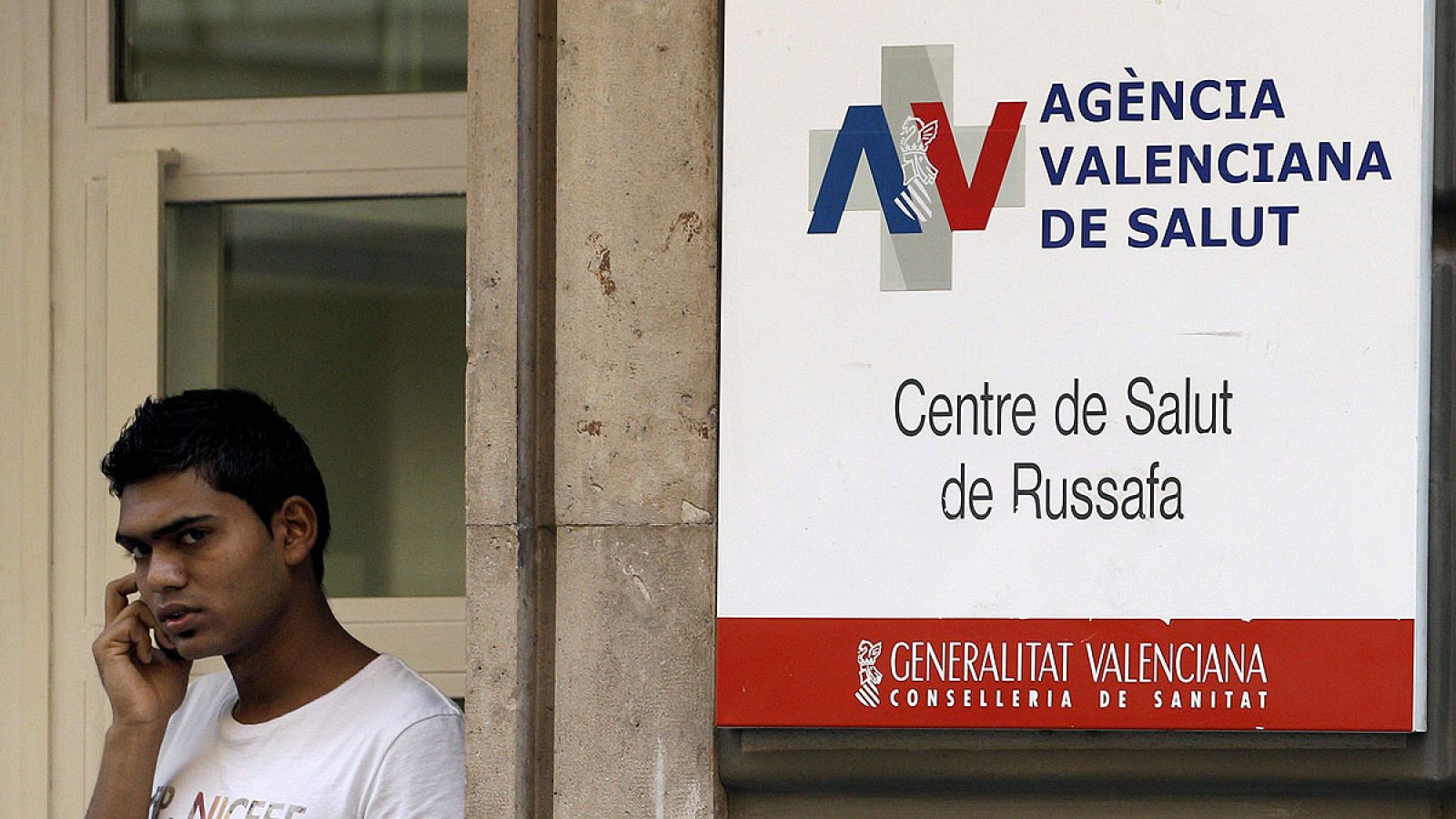 Un hombre habla por teléfono ante el centro de Salud de Ruzafa, en Valencia.