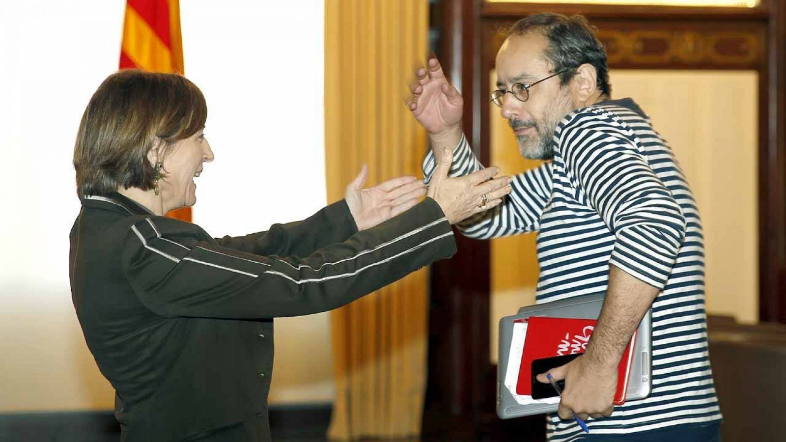 La presidenta del Parlament, Carme Forcadell (i), junto al lider de la CUP, Antonio Baños.