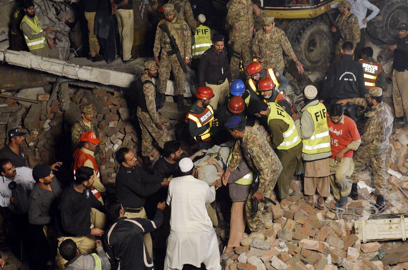 Equipos de rescate recuperan a una víctima entre los escombros de la fábrica derrumbada en Lahore, Pakistán.