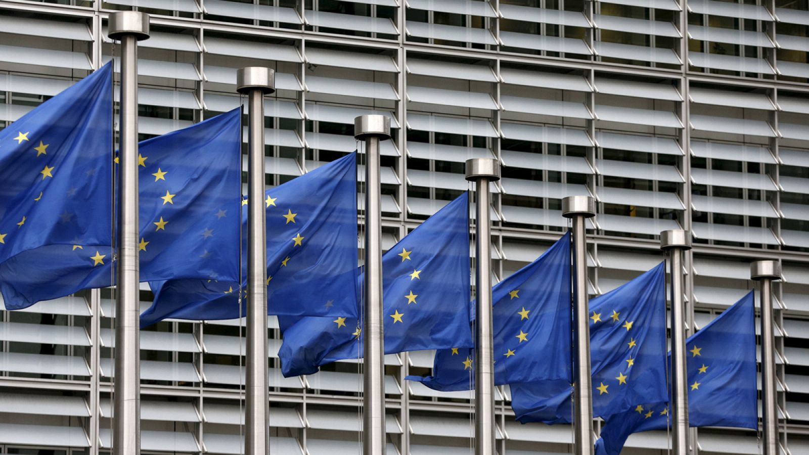 Banderas de la UE en la sede central de la Comisión en Bruselas
