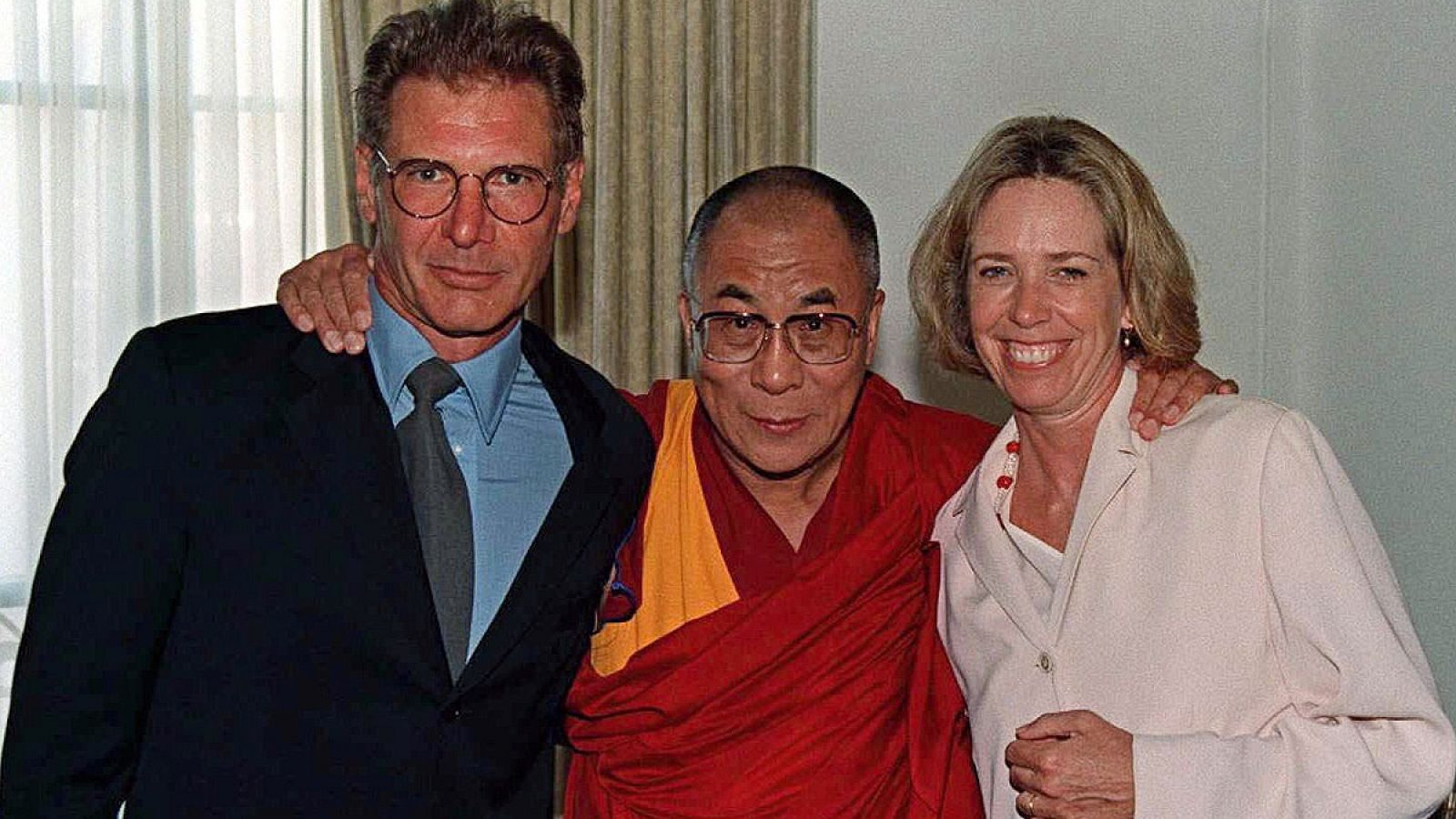 Melissa Mathison junto a Harrison Ford y el Dalai Lama en una iamgen de 1996
