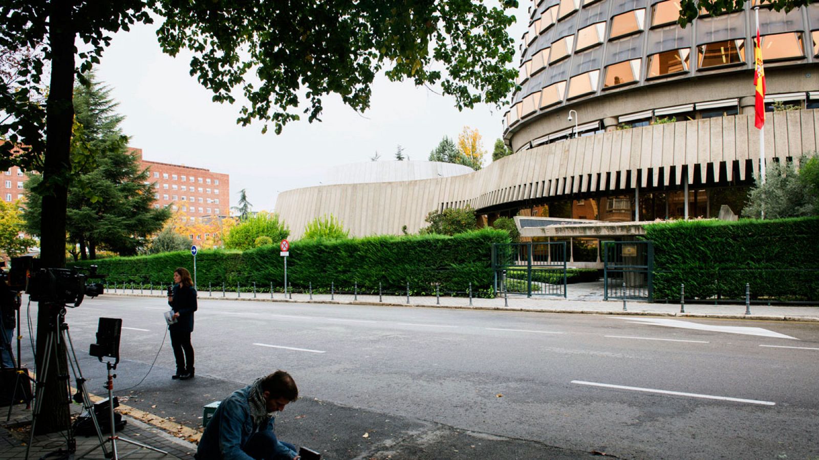 Medios de comunicación ante la fachada de la sede del Tribunal Constitucional en Madrid