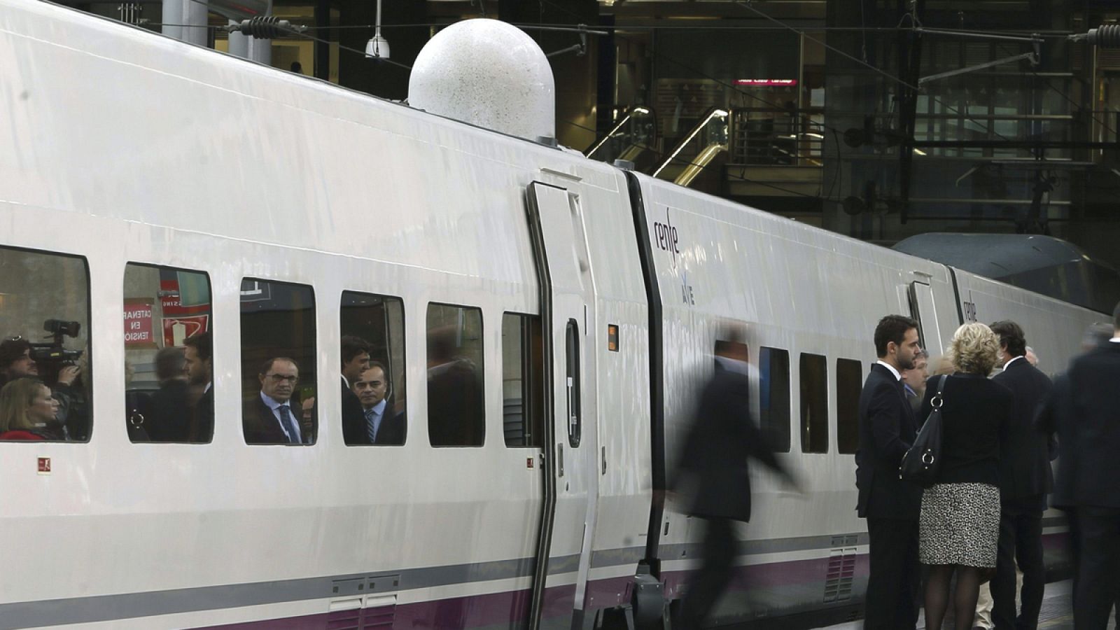 Un AVE en la estación de Atocha de Renfe