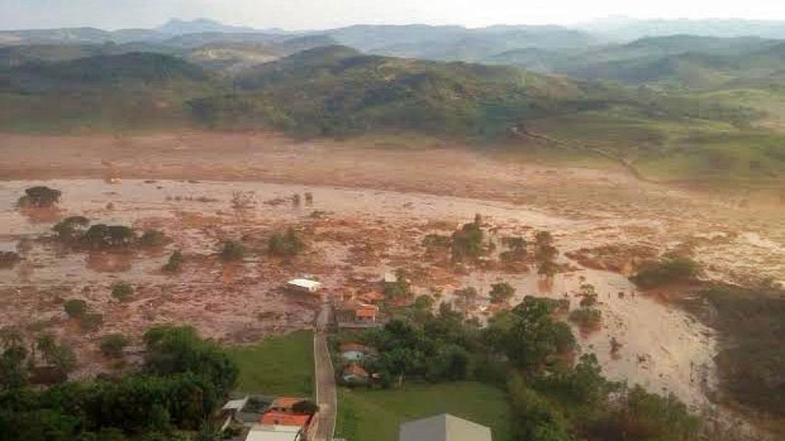 El distrito afectado tras la ruptura de una barrera en un depósito gigantesco de residuos en un complejo minero en el estado brasileño de Minas Gerais.