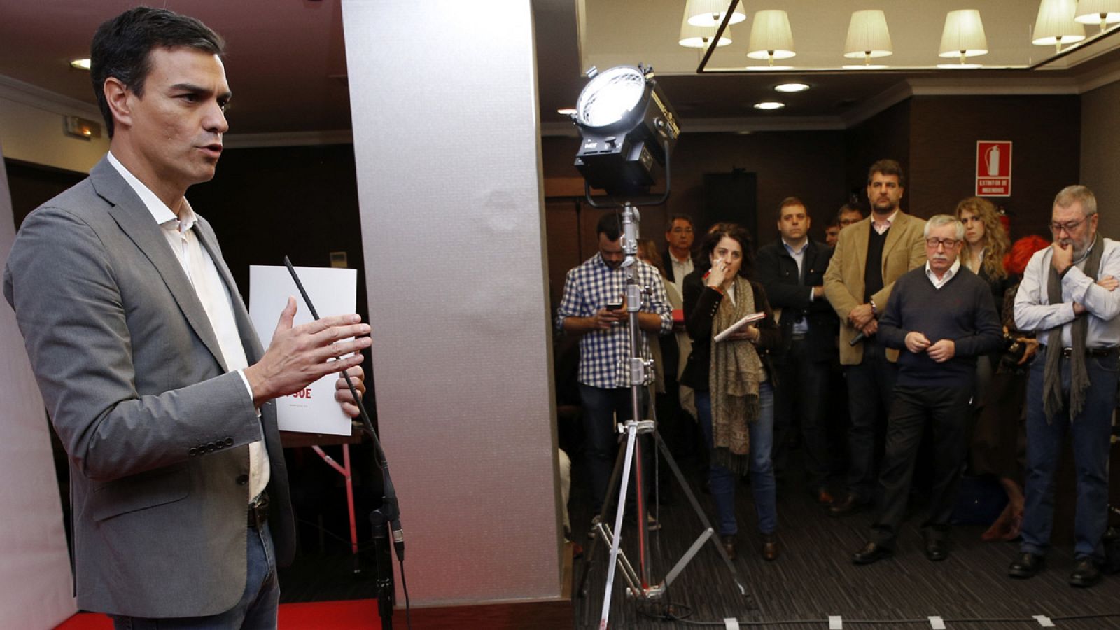 El secretario general del PSOE, Pedro Sánchez, durante la rueda de prensa que ha ofrecido con los secretarios generales de UGT, Cándido Méndez, y de CCOO, Ignacio Fernández Toxo.
