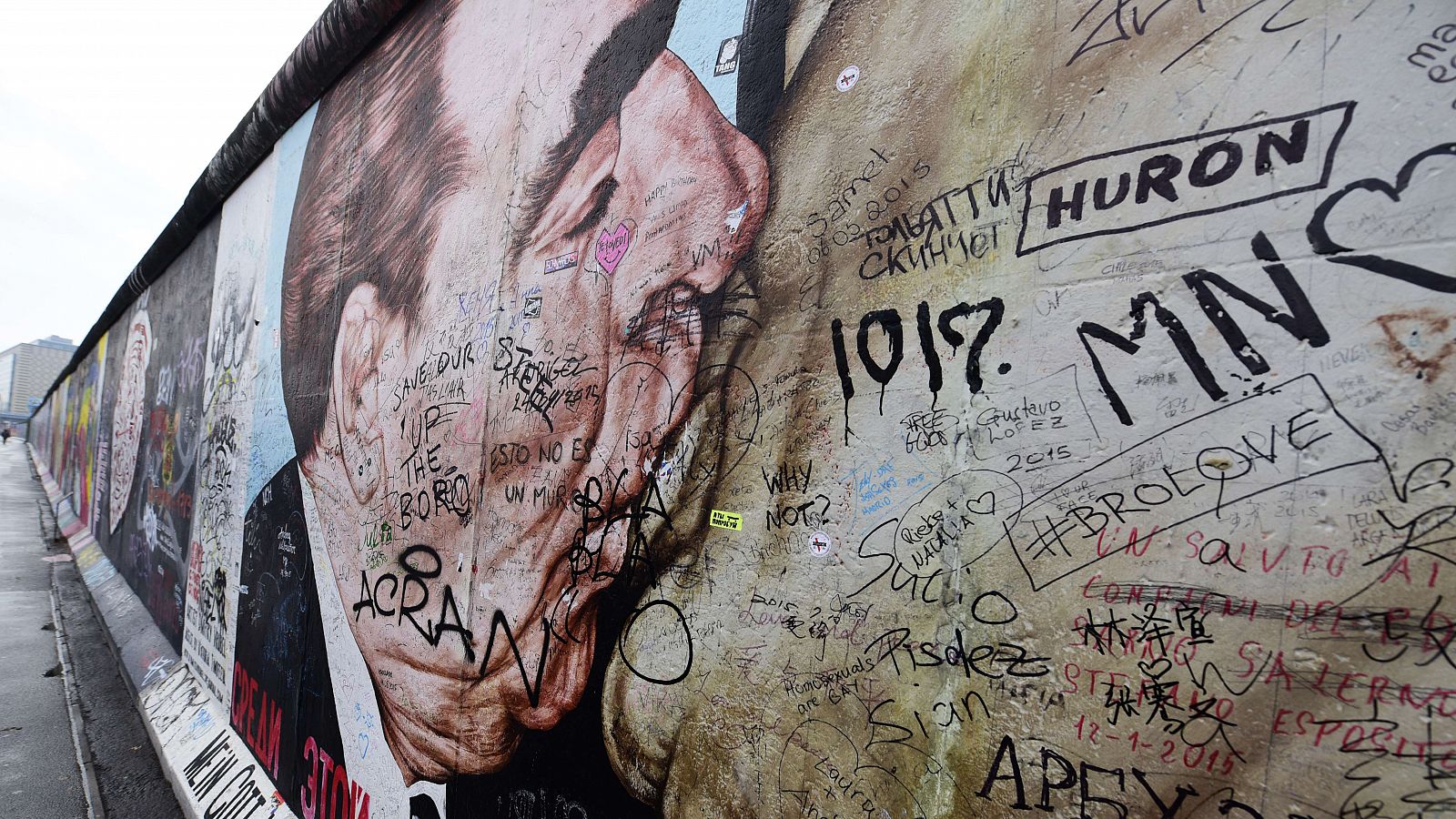 Grafiti del beso entre Brezhnev y Honecker ilustrado en el Muro de Berlín