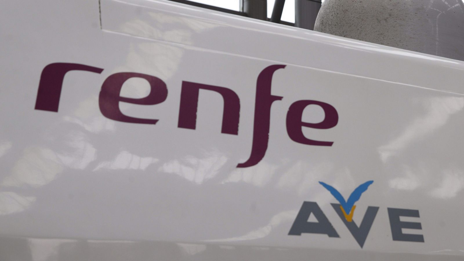 Logo de Renfe en un tren de alta velocidad