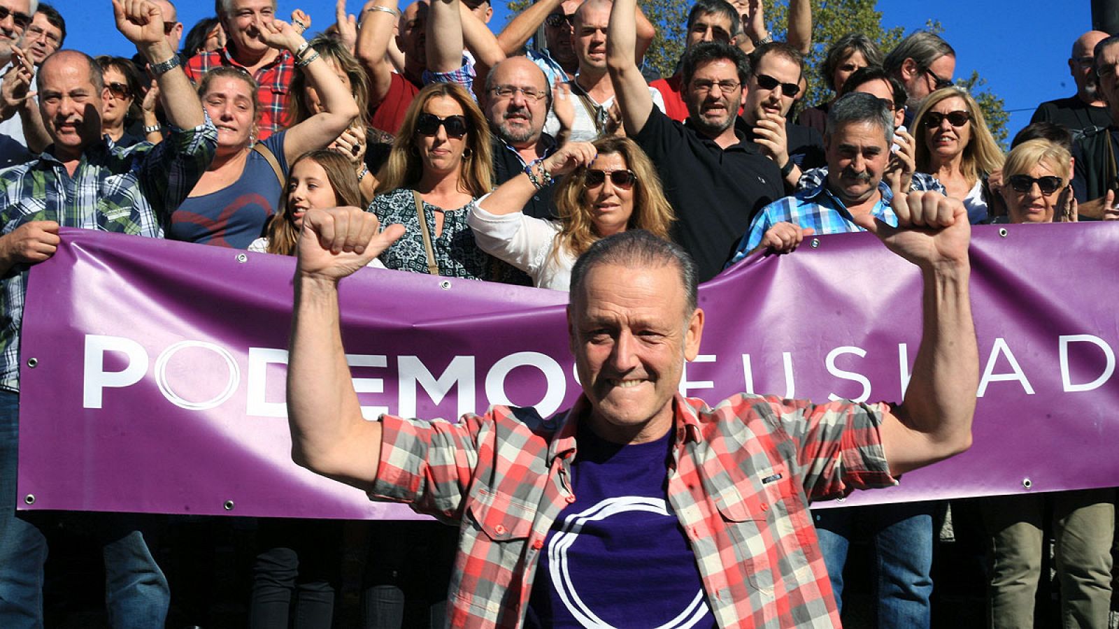 El hasta ahora secretario general de Podemos Euskadi, Roberto Uriarte, con miembros del Consejo Ciudadano