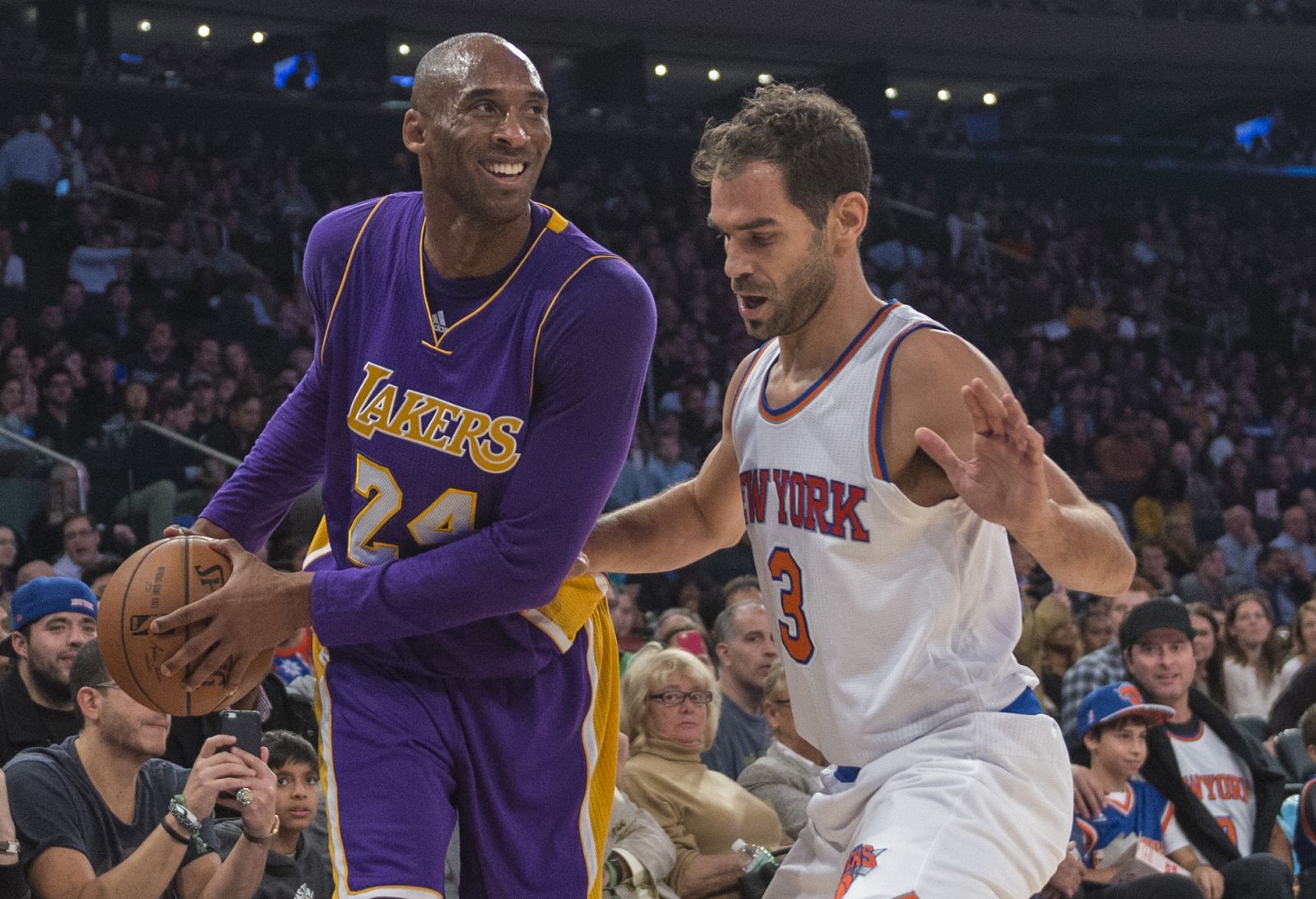 Imagen de José Calderón y Kobe Bryant durante el enfrentamiento entre Los Ángeles Lakers y los New York Knicks en el Madison Square Garden.