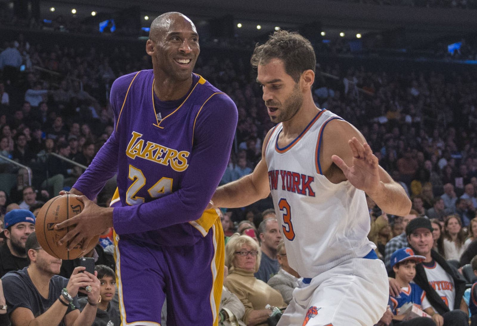 Imagen de José Calderón y Kobe Bryant durante el enfrentamiento entre Los Ángeles Lakers y los New York Knicks en el Madison Square Garden.
