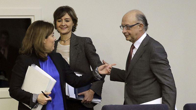 Los ministros Tejerina (c) y Montoro con Sáenz de Santamaría (i)