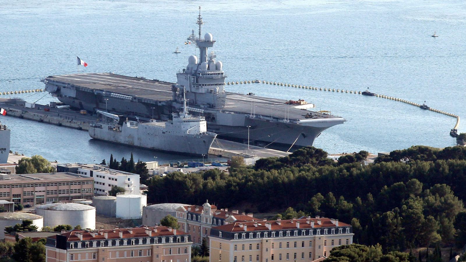 Imagen de archivo del portaaviones Charles De Gaulle en el puerto militar de Toulon, Francia.