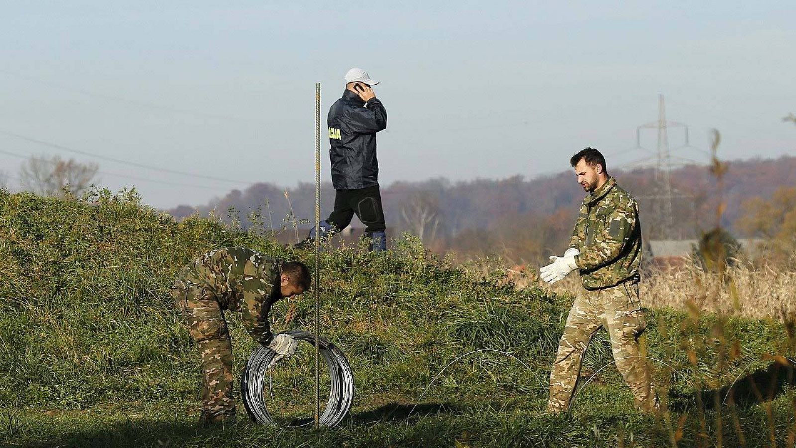 Soldados eslovenos levantan la valla metálica en la frontera con Croacia en Veliki Obrez, Eslovenia, el 11 de noviembre de 2015. REUTERS/Antonio Bronic