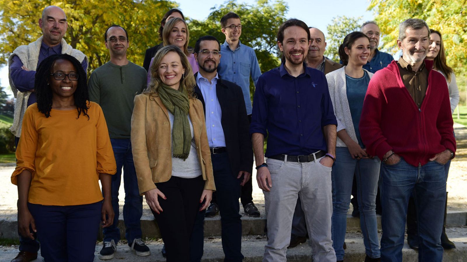 El líder de Podemos Pablo Iglesias junto a algunos de los candidatos del partido a las elecciones generales del próximo 20 de diciembre, enla presentación de las candidaturas en el Parque Tierno Galván de Madrid este 11 de noviembre