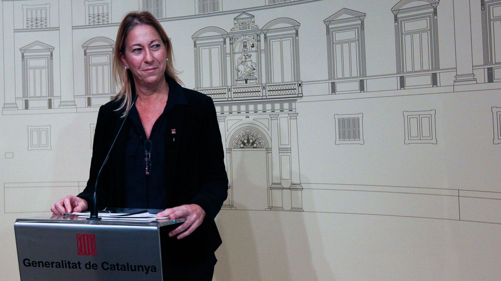 La vicepresidenta del Govern Neus Munté comparece ante la prensa tras la suspensión de la declaración independentista