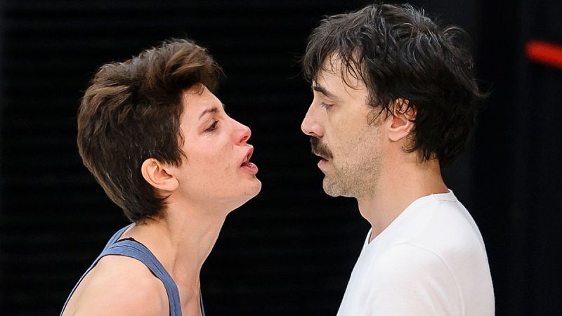 Bárbara Lennie e Israel Elejalde representan 'La clausura del amor' en los Teatros del Canal de Madrid.