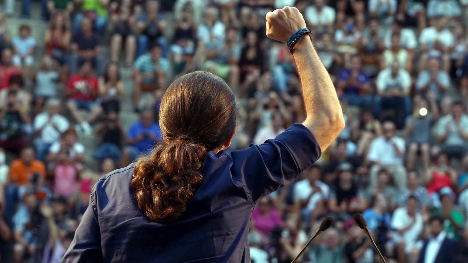 El líder de Podemos, Pablo Iglesias, levanta el puño en un mitin en Badalona.