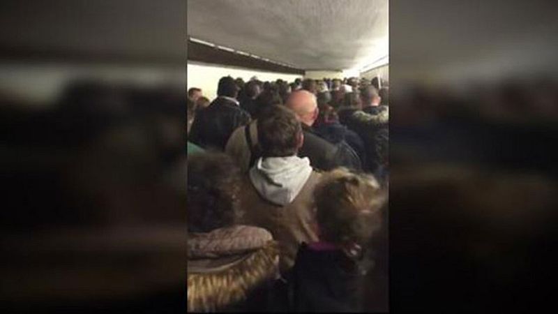 Miles de aficionados desalojan el Estadio de Francia cantando 'La Marsellesa' tras los atentados.