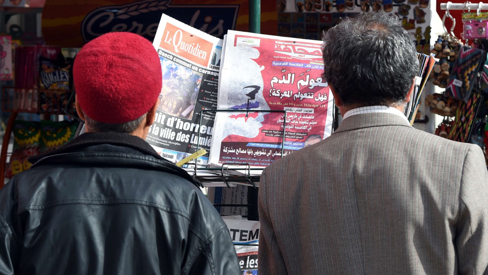 Dos tunecinos leen los titulares de la prensa sobre los atentados de París