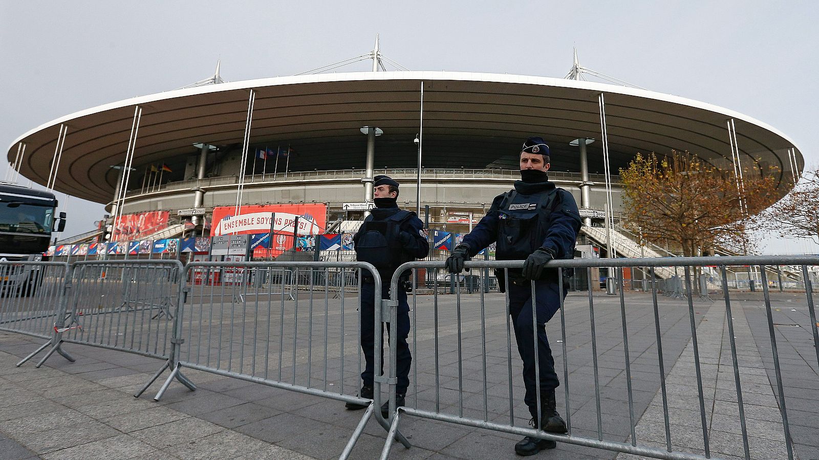 Dos policías franceses custodian el Estadio de Francia.