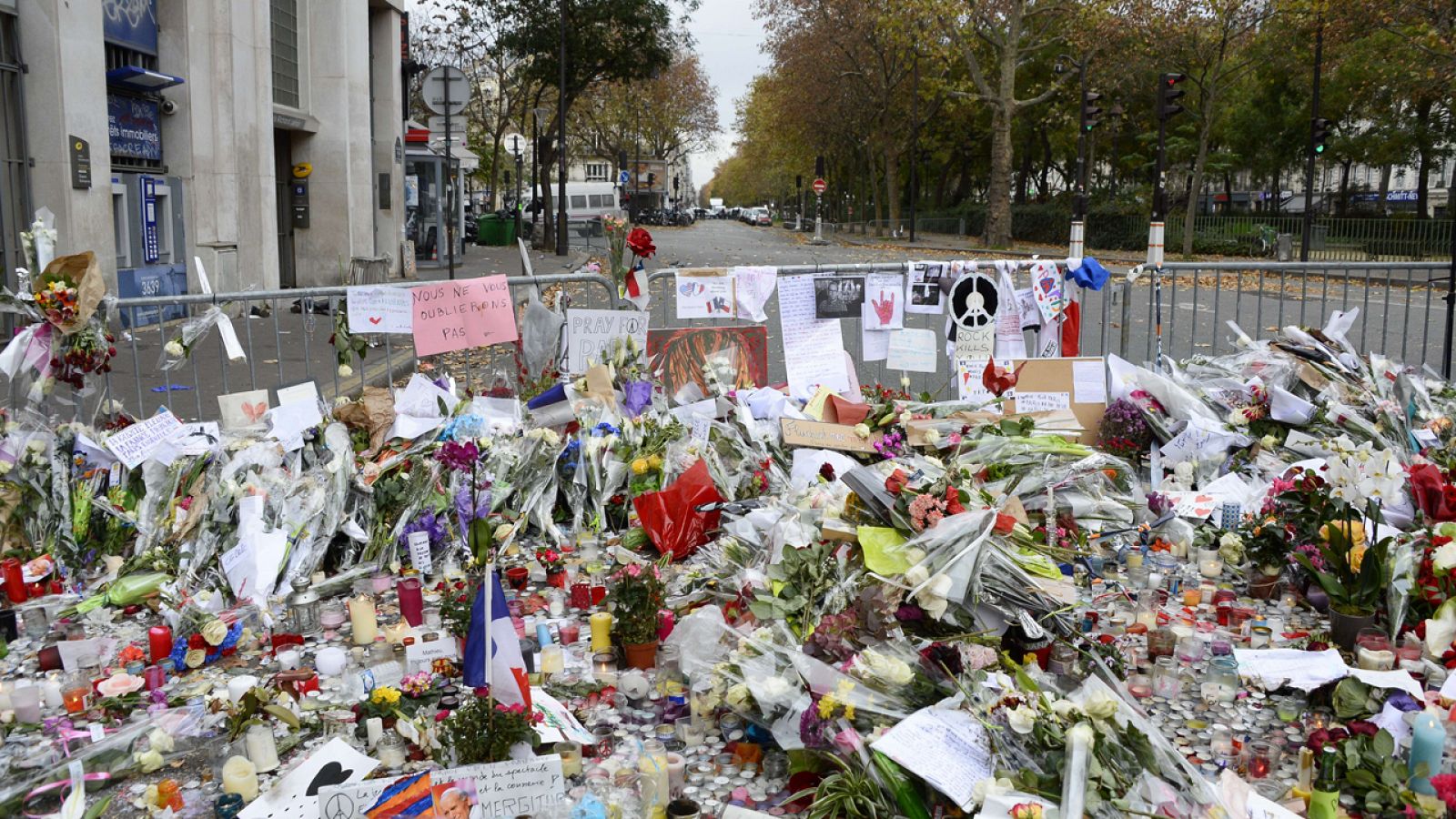 Flores depositadas frente a la sala paridina Bataclán en memoria de los fallecidos en el ataque terrorista