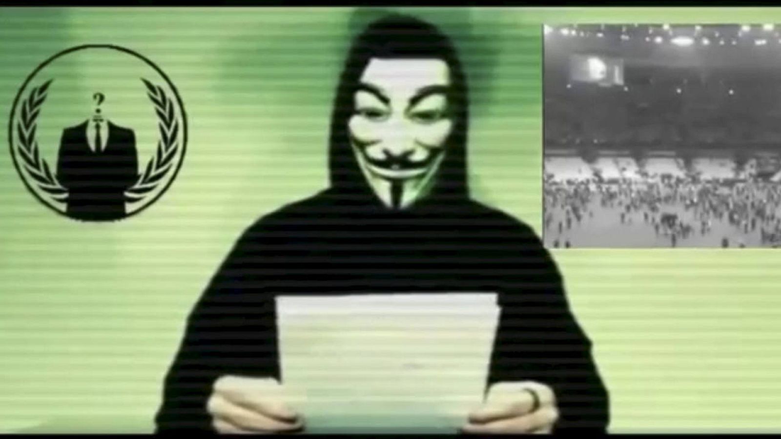 Fotograma del vídeo amenazando al EI, colgado en internet este lunes, atribuido a la red Anonymous