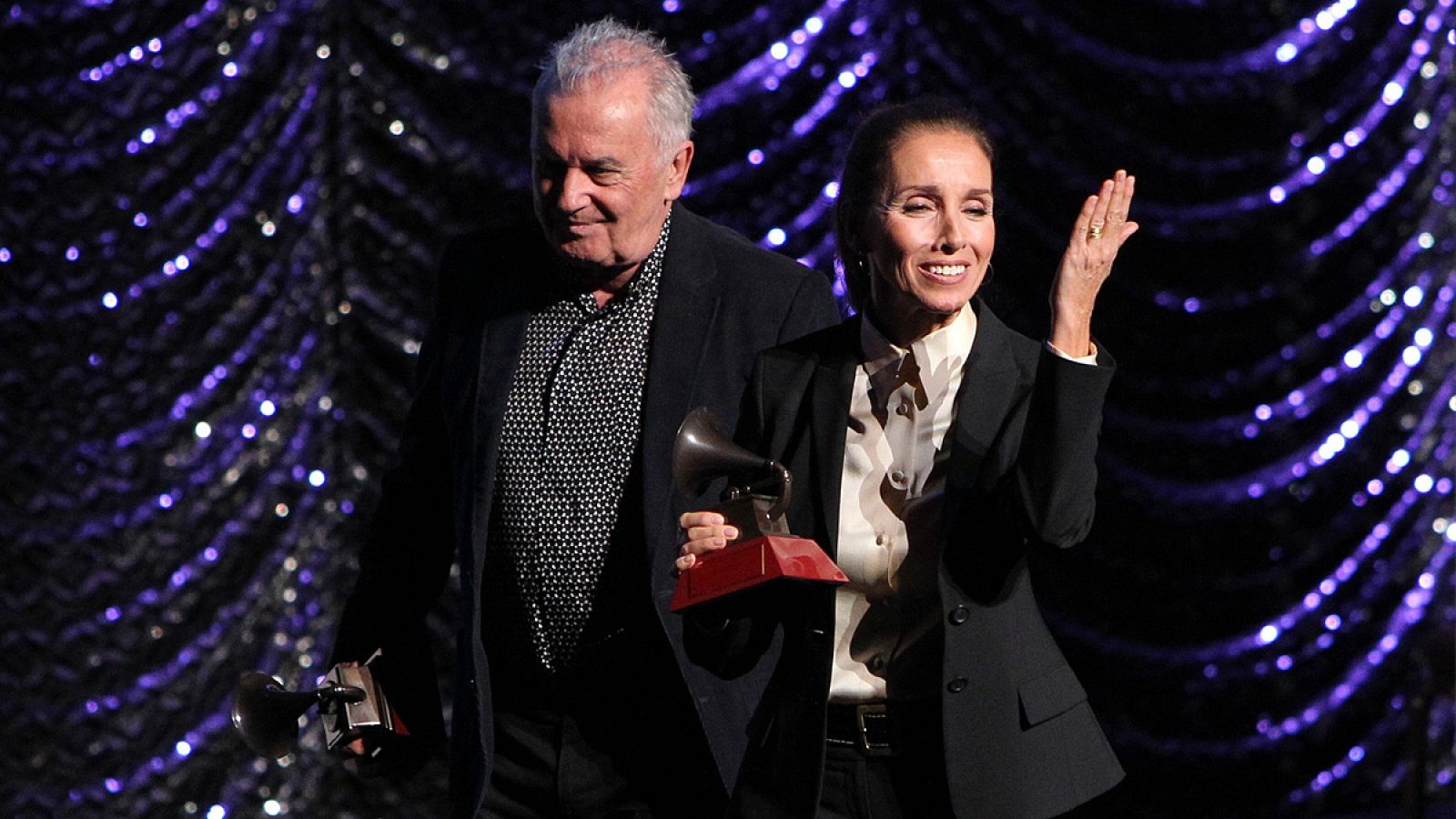 Los cantantes Ana Belén y Víctor Manuel reciben el Grammy en Las Vegas