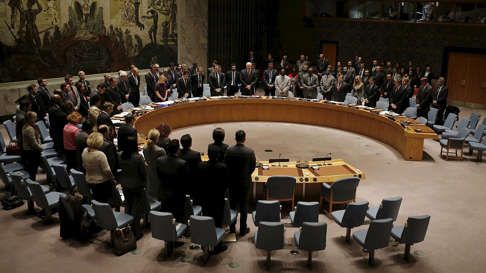 Miembros del Consejo de Seguridad de la ONU guardan un minuto de silencio por las víctimas de los atentados de París, el 16 de noviembre de 2015. REUTERS/Carlo Allegri