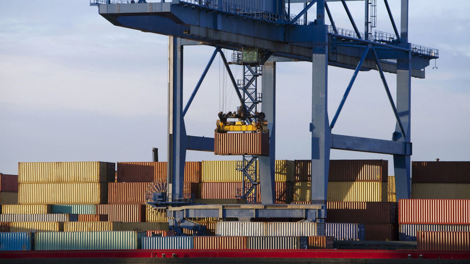 Contenedores en el puerto de Róterdam, Holanda