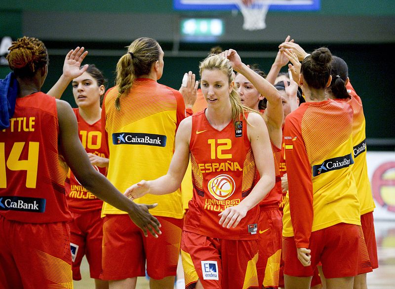 Las jugadoras de la selección española celebran la victoria
