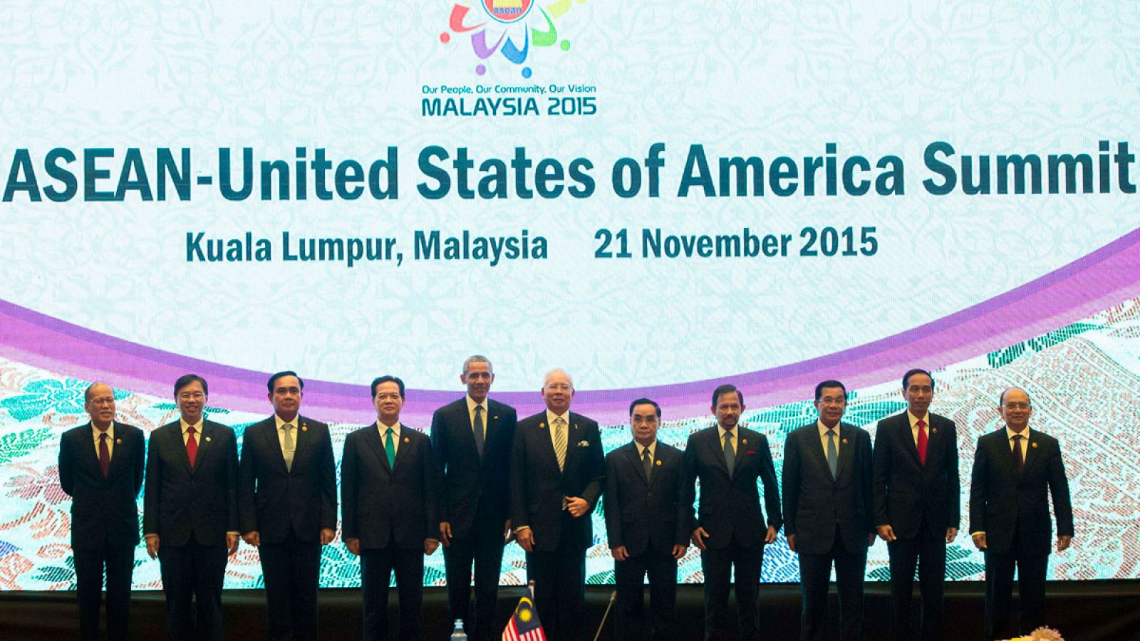 Los presidentes de la ASEAN junto al presidente de Estados Unidos, Barack Obama, al inicio de la cumbre.