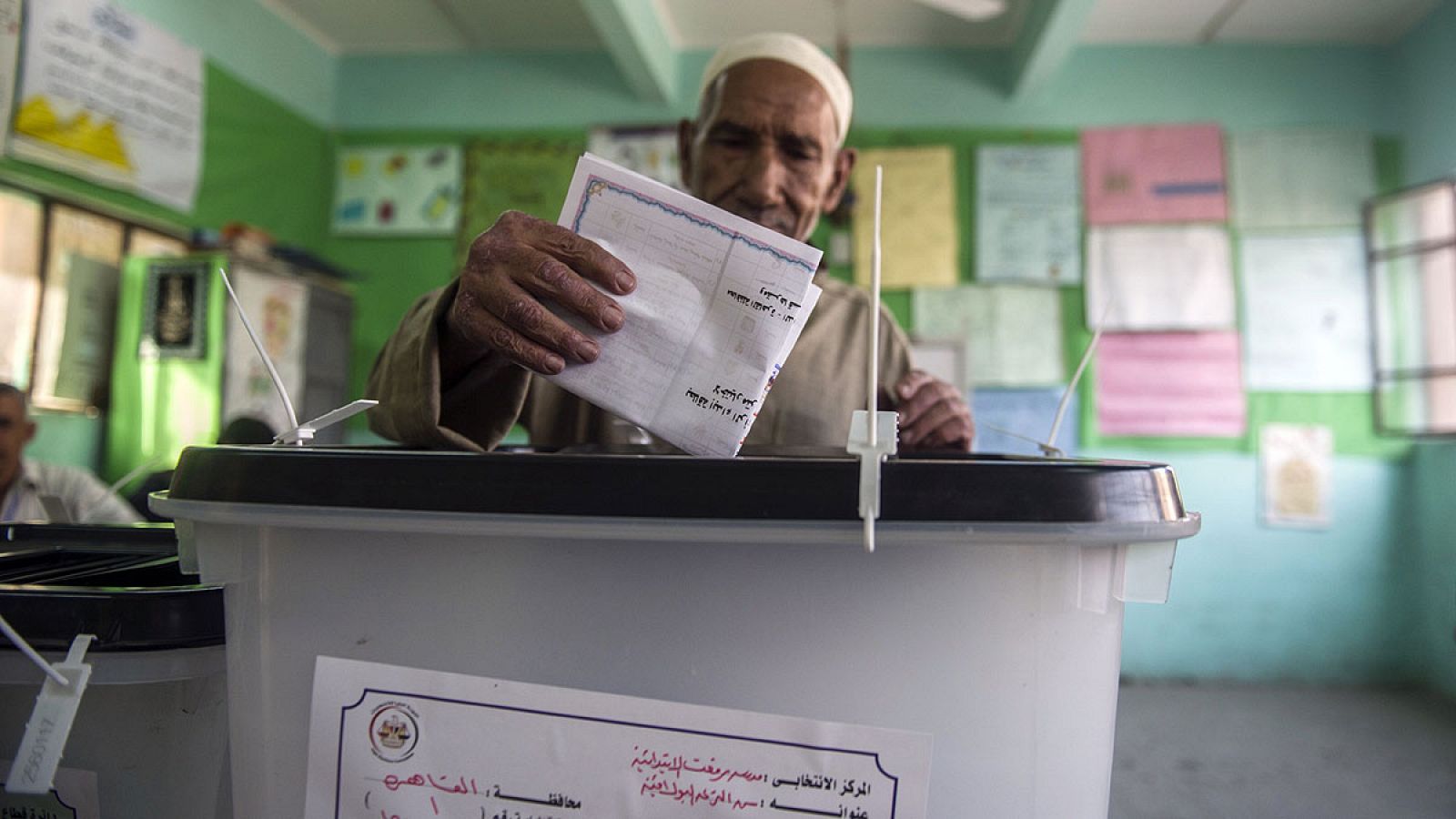 Un ciudadano egipcio vota en El Cairo