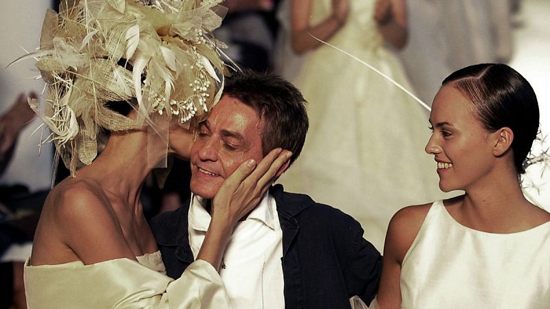 Jesús del Pozo con Verónica Blume y Helen Lindes en el salón Gaudí novias.