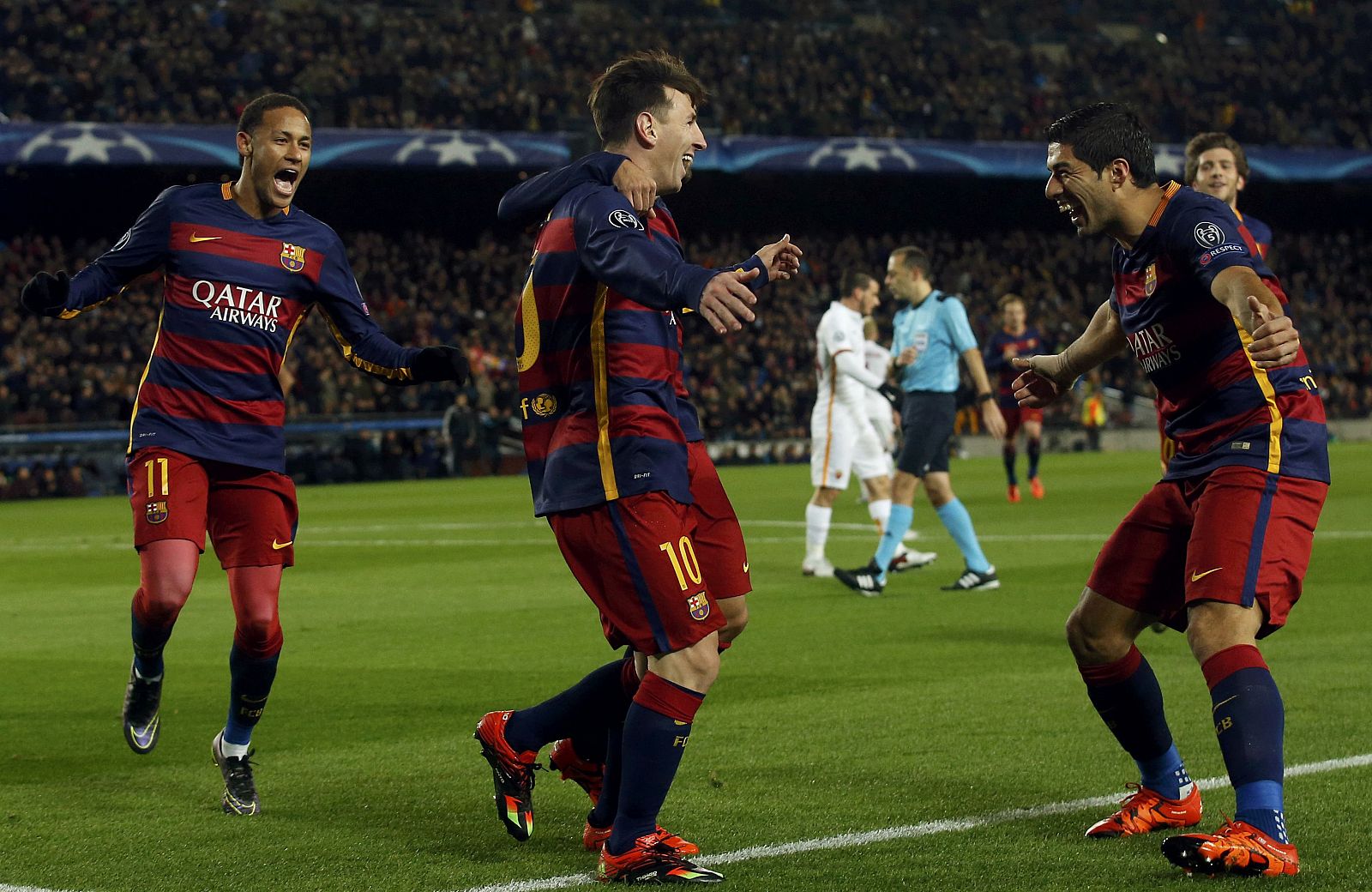 Lionel Messi celebra uno de los dos goles que ha anotado ante la Roma.