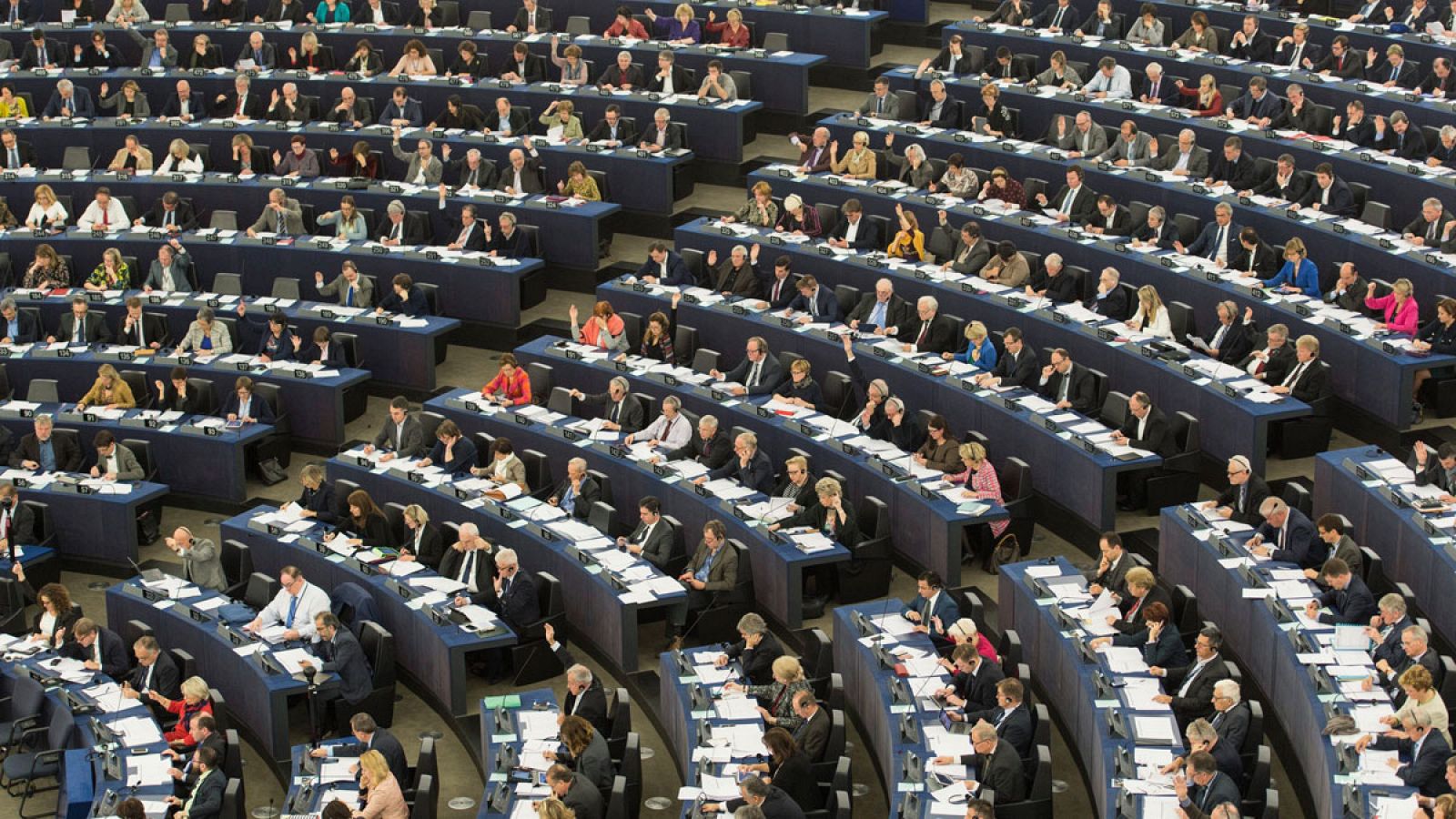 Miembros del Parlamento Europeo votando