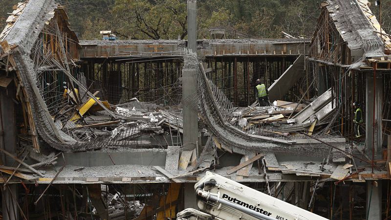 Varios operarios en el lugar donde se ha derrumbado un edificio en construcción en Urdax, Navarra.