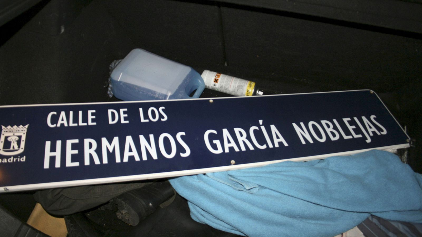 La placa de la calle Hermanos García Noblejas, retirada por el Foro por la Memoria en una campaña en 2012.