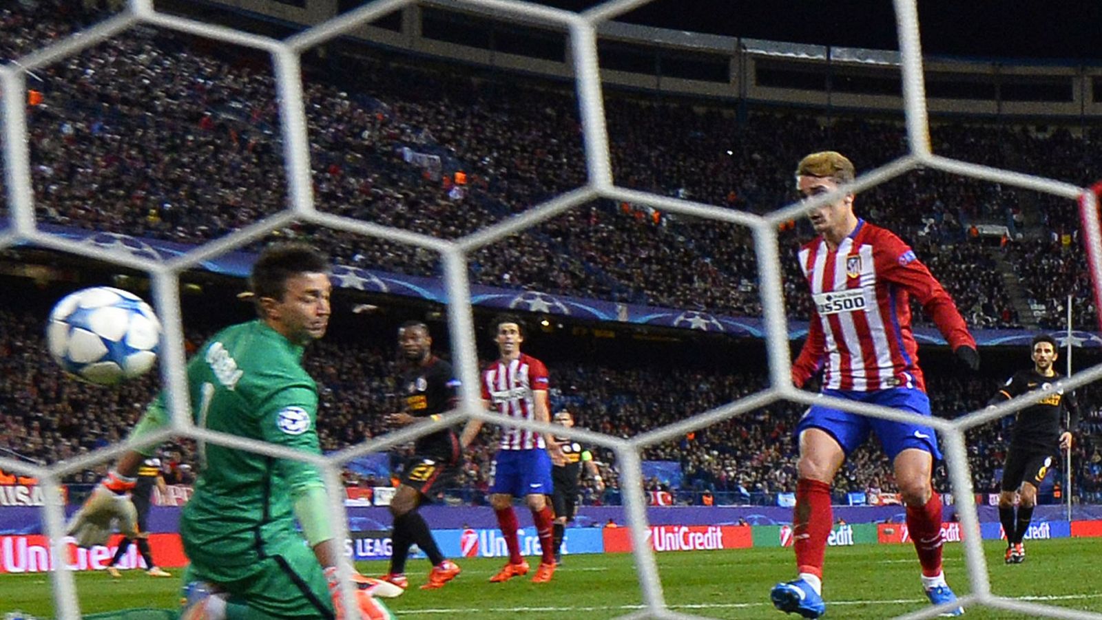 Antoine Griezman marca un gol frente al Galatasaray en Champions