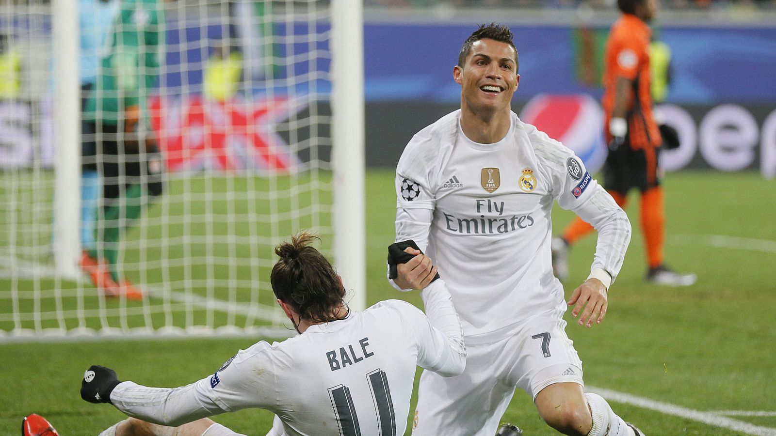 Cristiano Ronaldo y Bale celebran un gol ante el Shakhtar