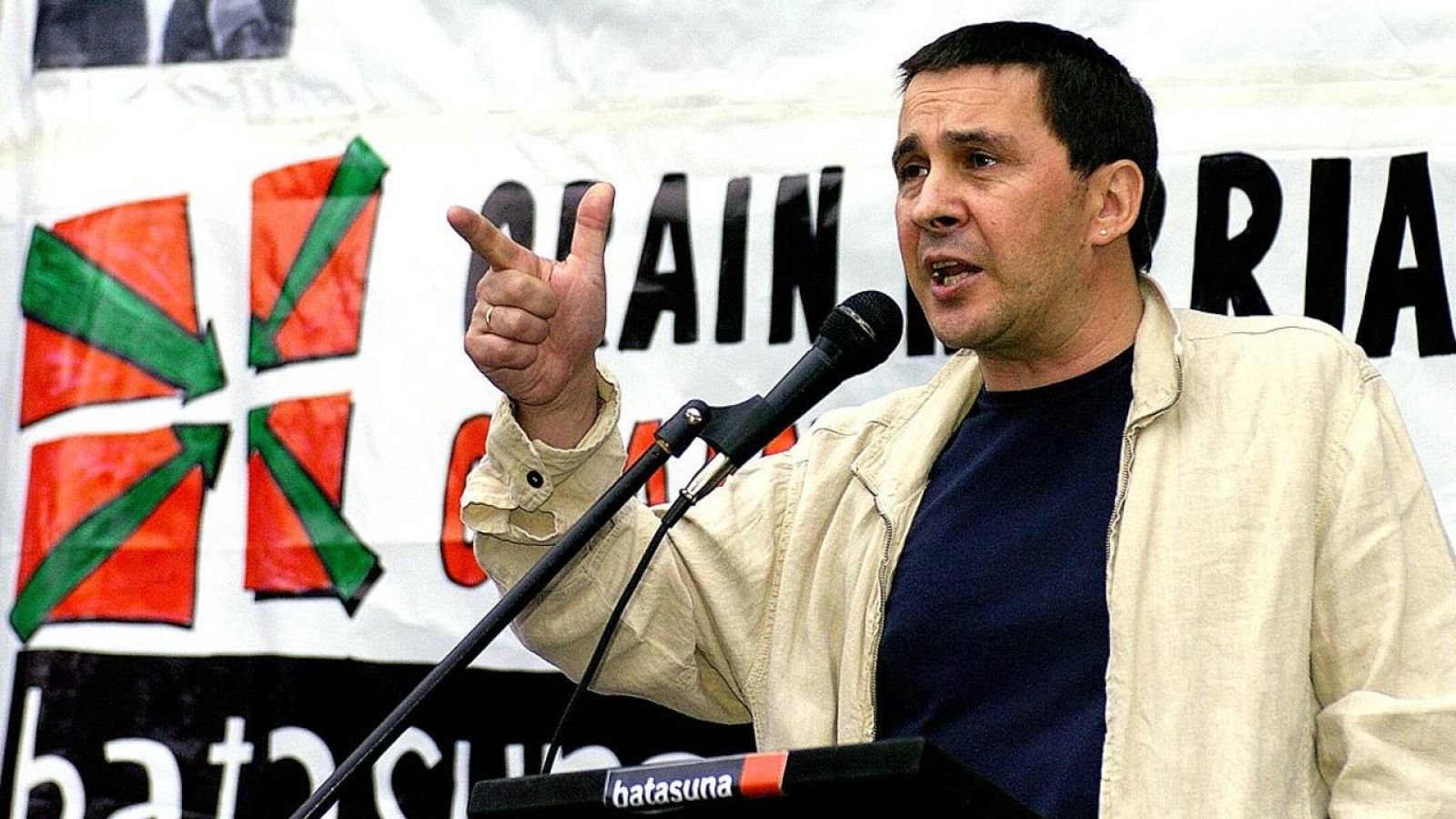 Otegi se dirige en 2005 a sus seguidores en su pueblo natal, Elgoibar