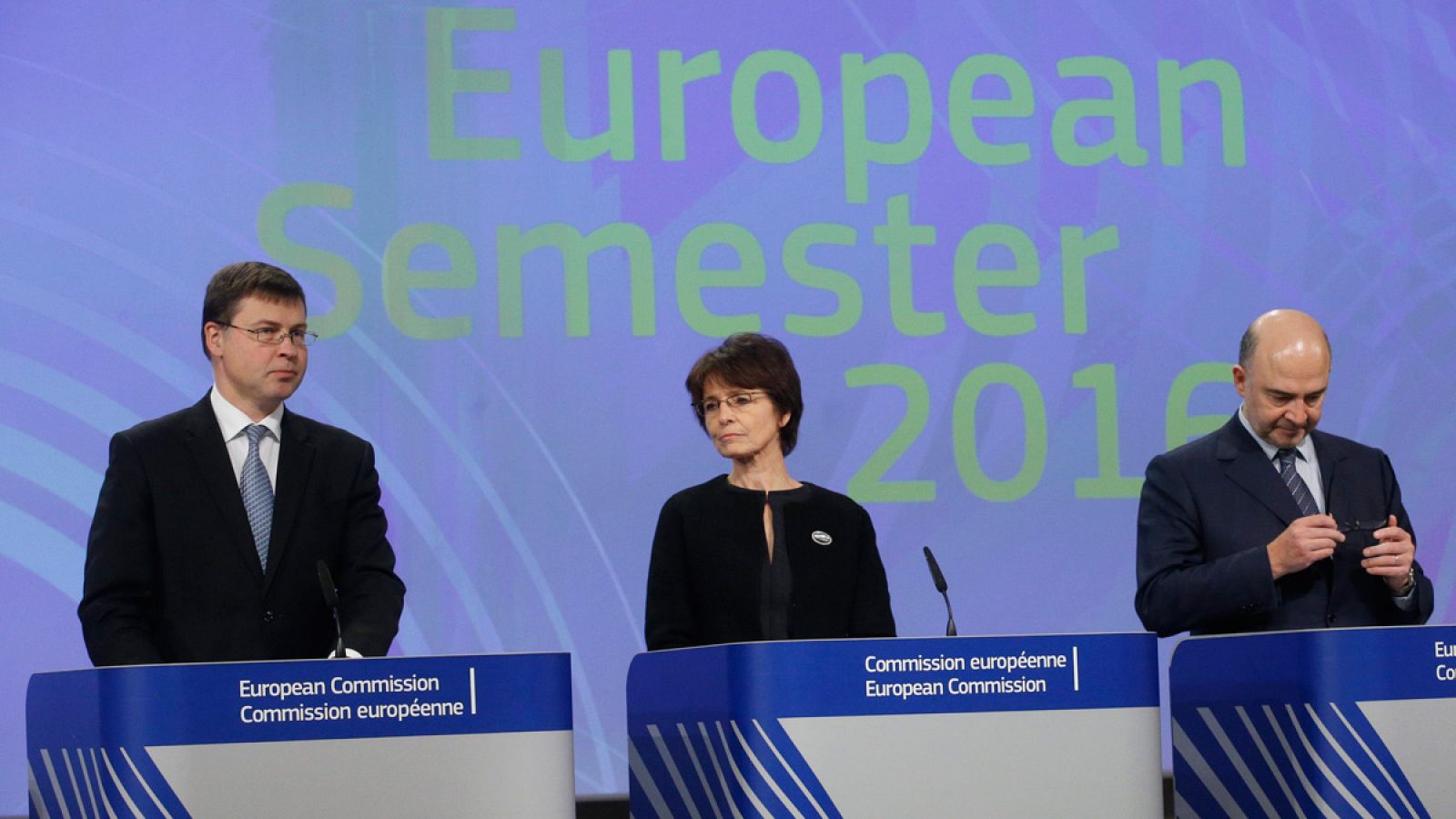 El vicepresidente para el Euro de la Comisión Europea, Valdis Dombrovskis, y los comisarios de Empleo, Marianne Thyssen, y de Asuntos Económicos y Financieros, Pierre Moscovici