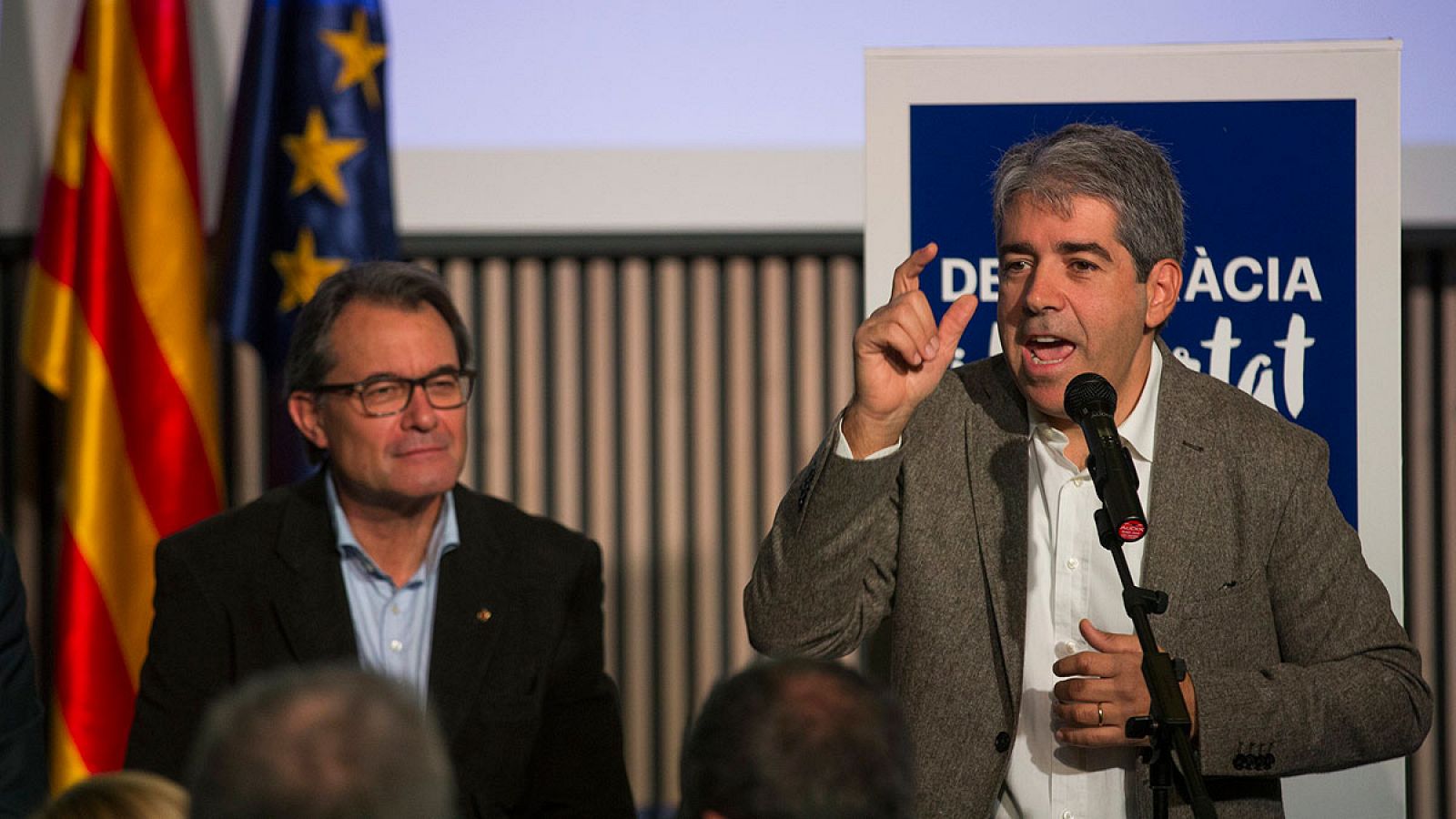 Francesc Homs (d) durante la presentación de la candidatura de Democràcia i Llibertat con Artur Mas de fondo