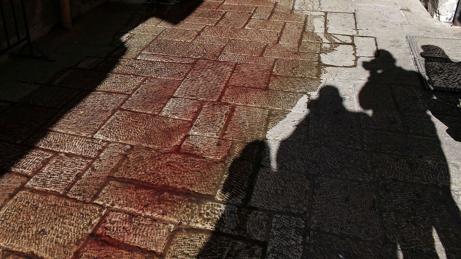 Sombras de fotógrafos y sangre en la zona en la que el palestino que agredió a un policía israelí ha sito tiroteado