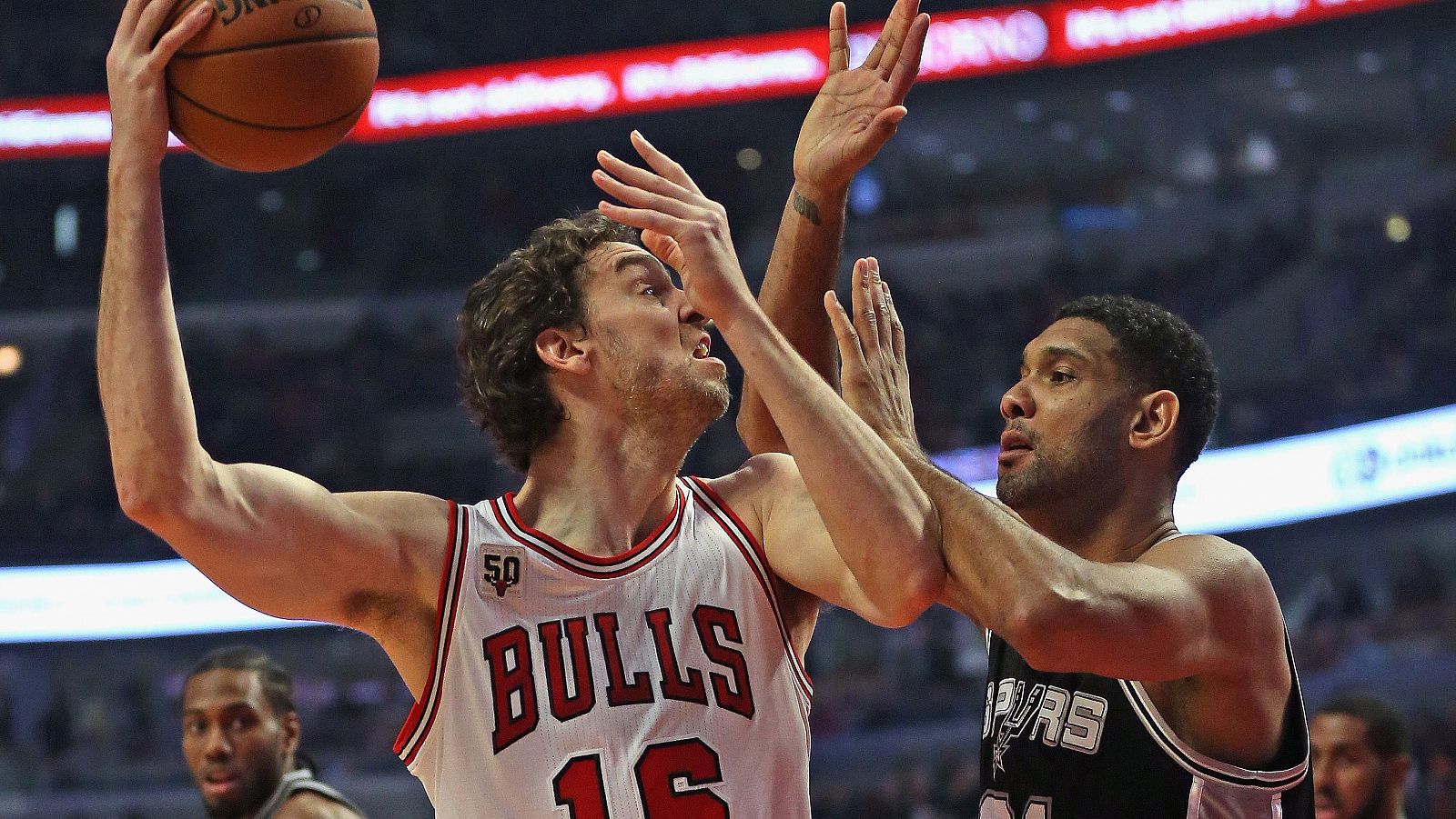Pau Gasol, ante Tim Duncan en el duelo entre Bulls y Spurs.