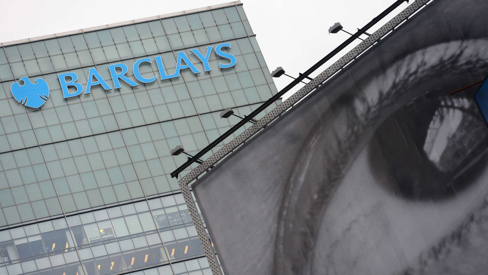 Logo de la entidad financiera británica Barclays en un edificio