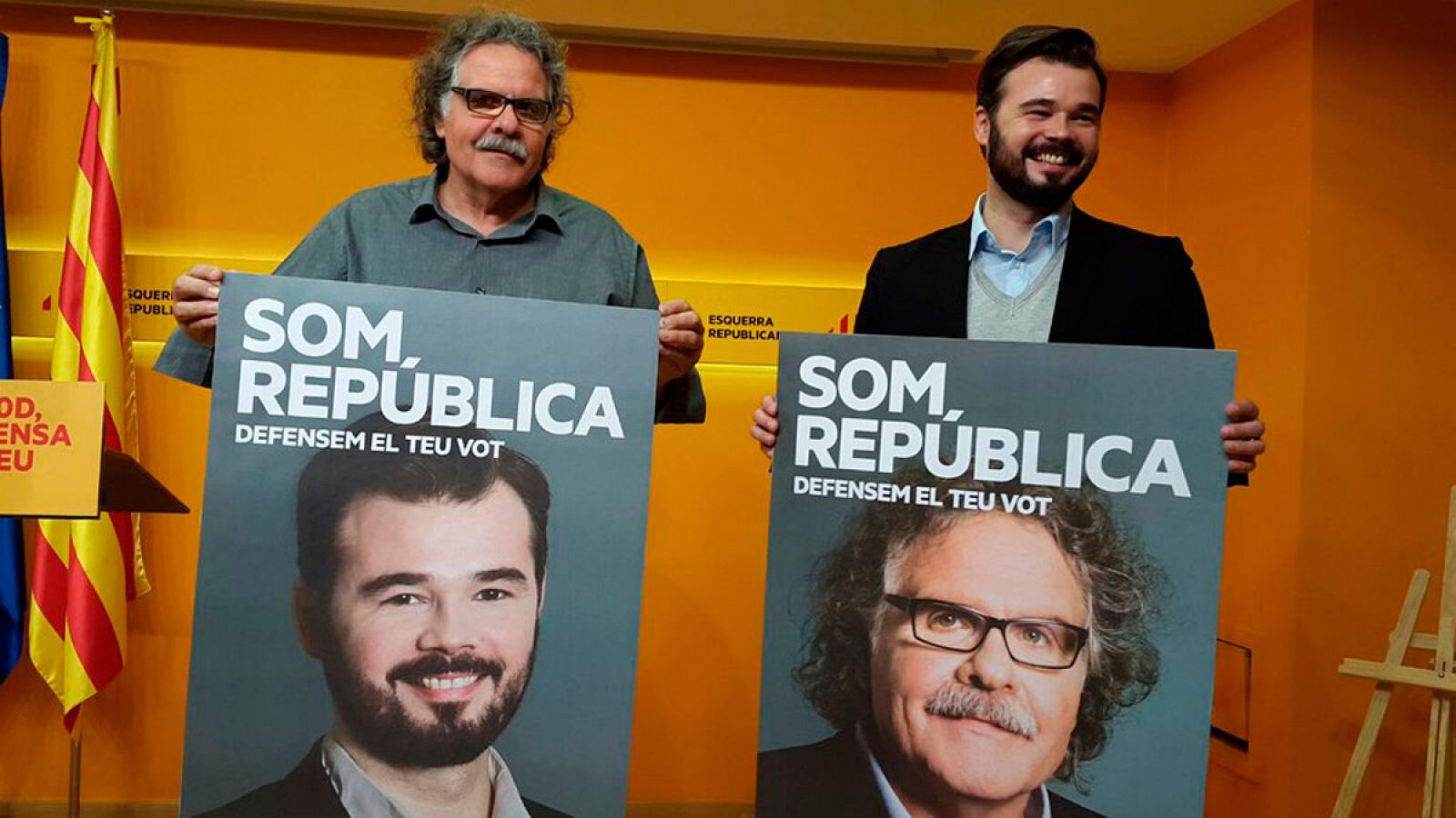 El cabeza de lista de ERC para la próximas elecciones generales, Gabriel Rufián (d), junto al diputado Joan Tardà