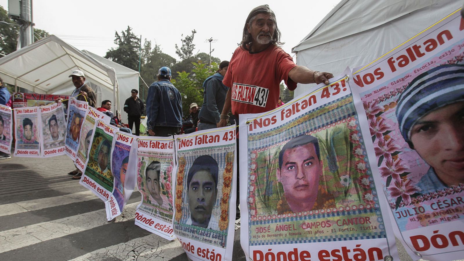 Familiares y amigos de los 43 estudiantes desaparecidos de Ayotzinapa en el campamento frente a la Presidencia mexicana.