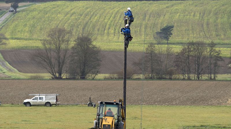Unos operarios reparan un tendido eléctrico cerca de la localidad austríaca de Guessing